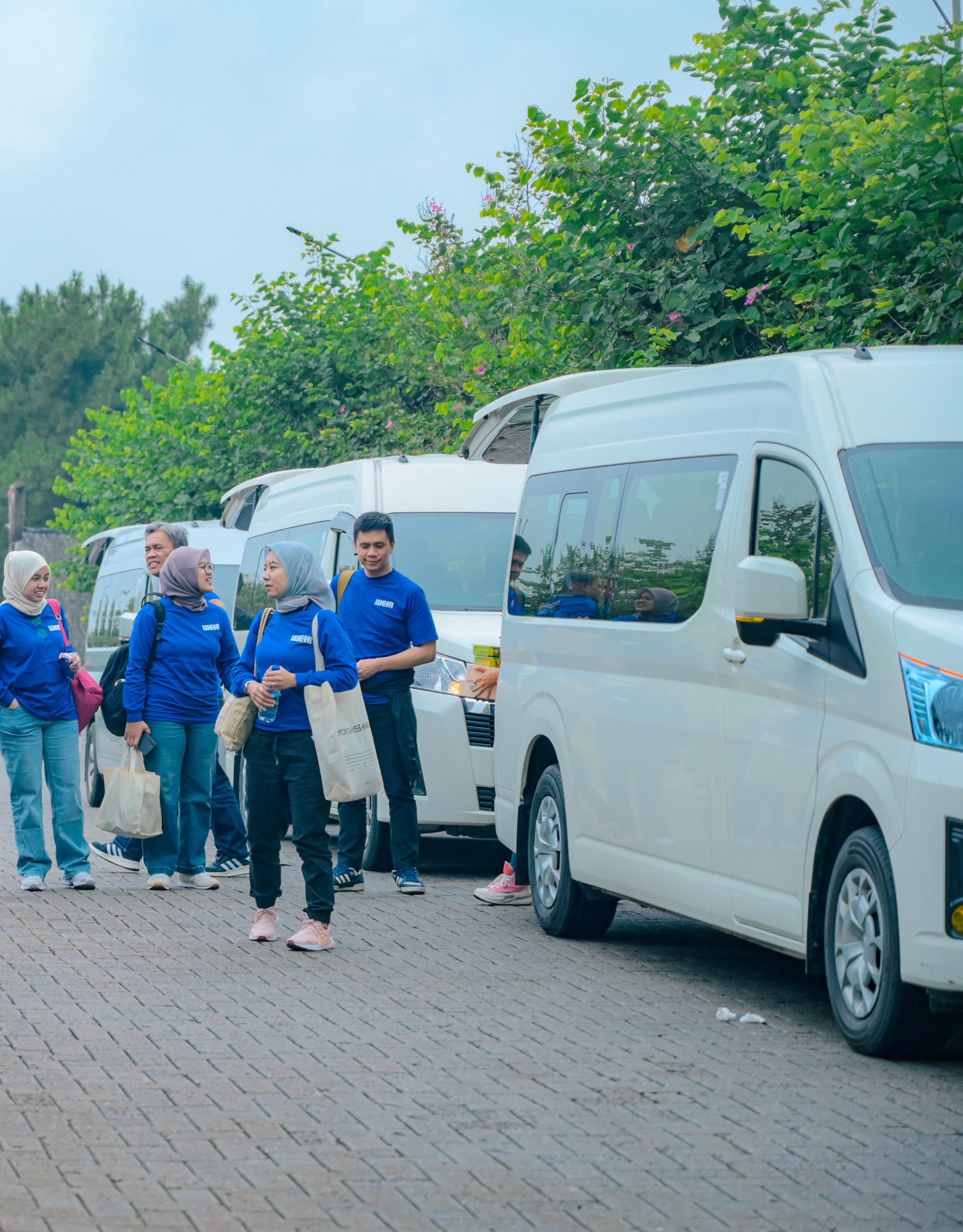 Sewa Hiace Premio Jakarta untuk Perjalanan Dinas Perusahaan atau Lembaga Pemerintahan